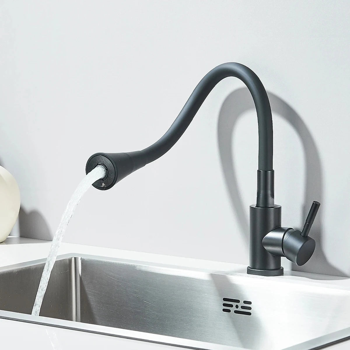 Kitchen Sink Faucet Matte Black 2 Modes Flexible Pipe Hot and Cold Water Mixing Tap Single Handle Free Rotation Tap