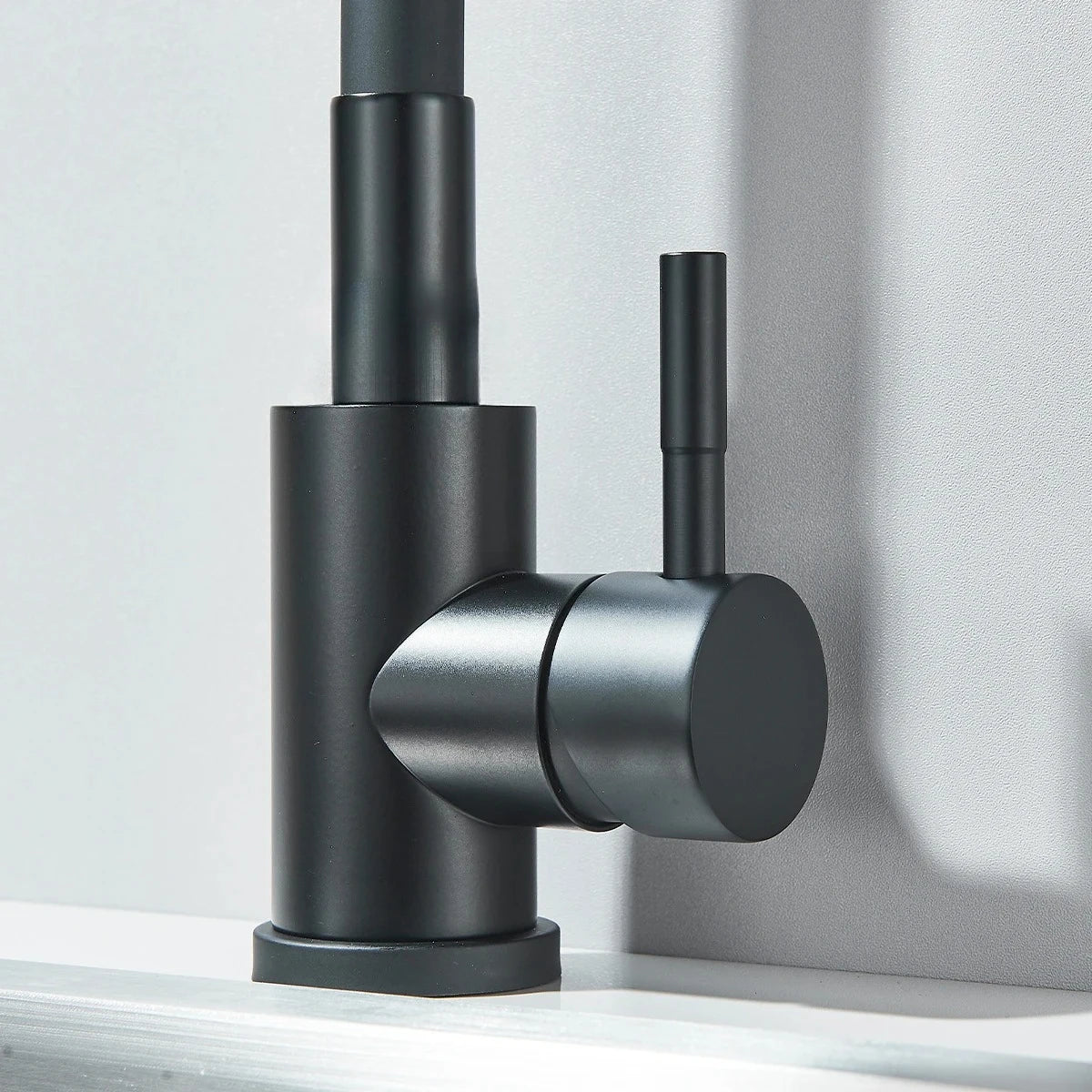 Kitchen Sink Faucet Matte Black 2 Modes Flexible Pipe Hot and Cold Water Mixing Tap Single Handle Free Rotation Tap